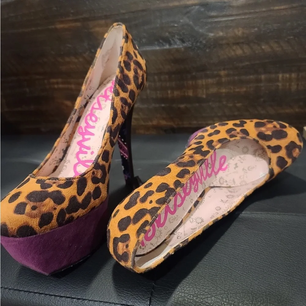 Betsey Johnson. - Betseyville Leopard pump with purple lining NWT / Box - Picture 4 of 7